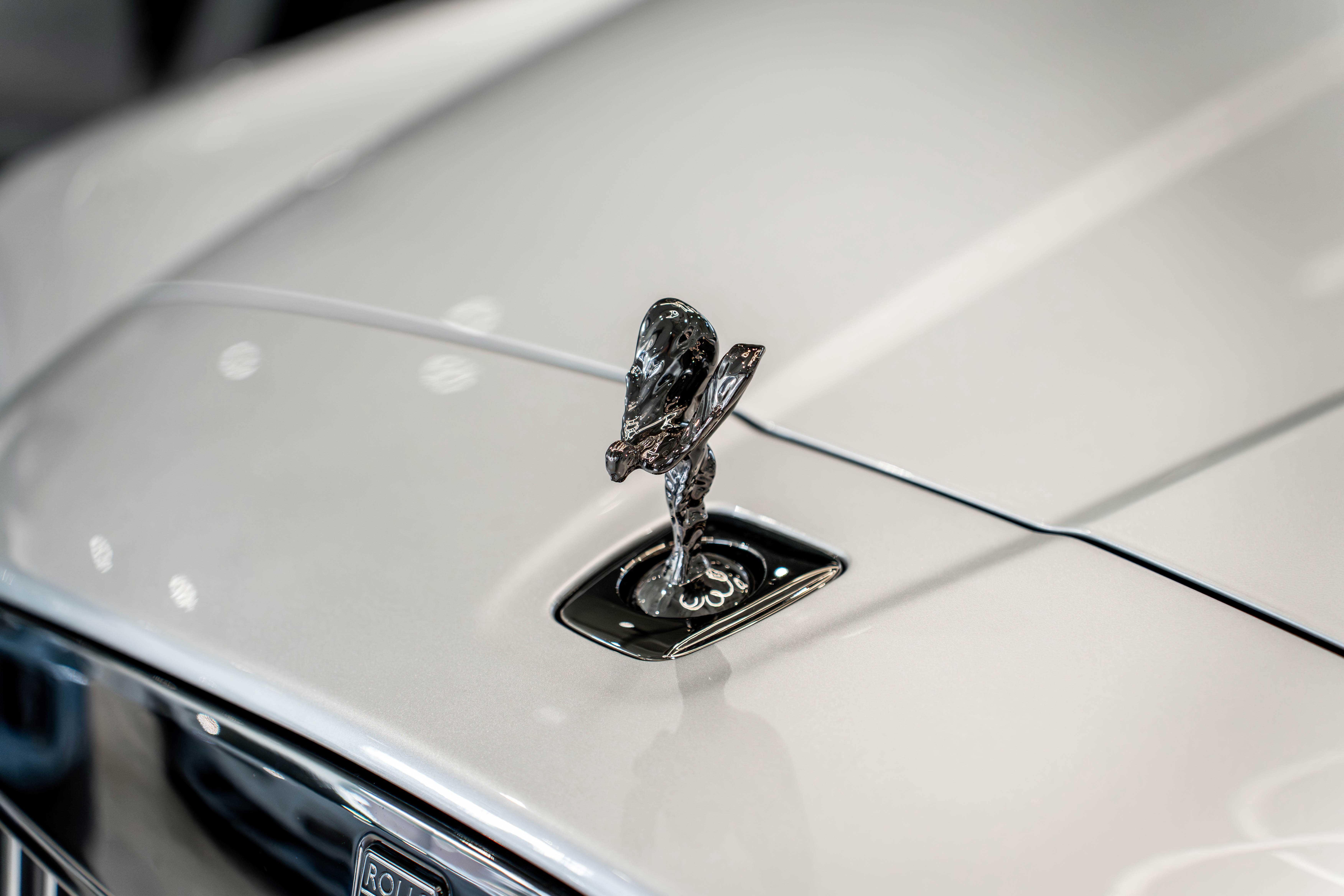 Rolls-Royce — фигурка Spirit of Ecstasy крупным планом